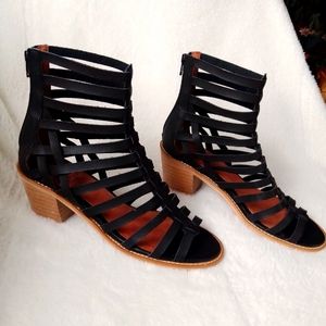 Crown vintage black leather gladiator ankle sandals size 9.5.
